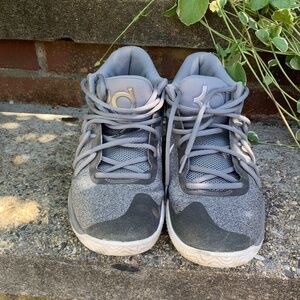 Men’s basketball sneaker